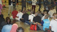 Koordinator Fungsi Konsuler KBRI Kuala Lumpur Rijal Al Huda (dua dari kiri) memberikan pengarahan kepada Warga Negara Indonesia (WNI) yang hendak dideportasi ke Surabaya dari Kuala Lumpur International Airport (KLIA), Sabtu (7/11/2020). ANTARA Foto/Agus Setiawan.