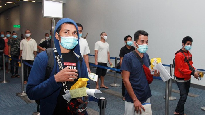 502 WNI Dideportasi dari Malaysia Petugas KKP Soekarno Hatta melakukan validasi surat bebas COVID-19 Warga Negara Indonesia (WNI) setibanya dari Malaysia di Terminal 3 Bandara Soekarno Hatta, Tangerang, Banten, Sabtu (7/11/2020). Pemerintah Malaysia mendeportasi 502 orang WNI karena melebihi ijin tinggal (over stay) dan melakukan tindakan kriminal. ANTARA FOTO/Muhammad Iqbal