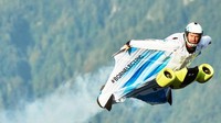 Baju terbang atau wingsuit ini sudah 3 tahun dikembangkan oleh BMW dan baru-baru ini melakukan penerbangan perdananya. Penerbangan pertamanya ini didokumentasikan dalam serangkaian film pendek berjudul NEXTGen 2020. Foto: BMW