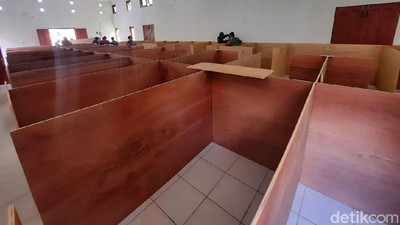 Cegah Penyebaran COVID-19 Barak Pengungsian Dibuat Bersekat