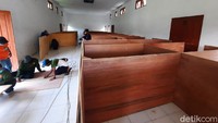 Bilik ini jumlahnya ada puluhan dan mampu menampung pengungsi dari kelompok rentan.