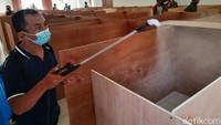 Sebelum digunakan, petugas melakukan penyemprotan dengan disinfektan di setiap bilik dan sudut barak pengungsian.