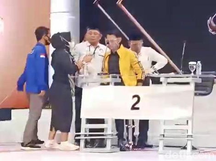 Debat Pilbup Tuban Diwarnai Jatuhnya Cabup Lindra
