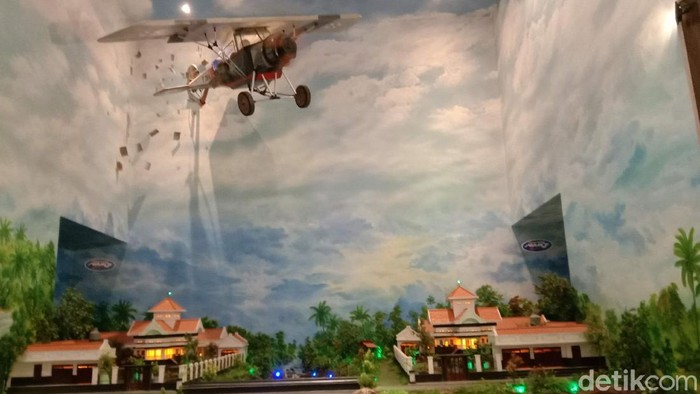Diorama Pesawat Fokker yang disewa Raja Kretek Nitisemito untuk menyebarkan brosur di Museum Gusjigang Kudus. Foto diambil Sabtu (7/11/2020).