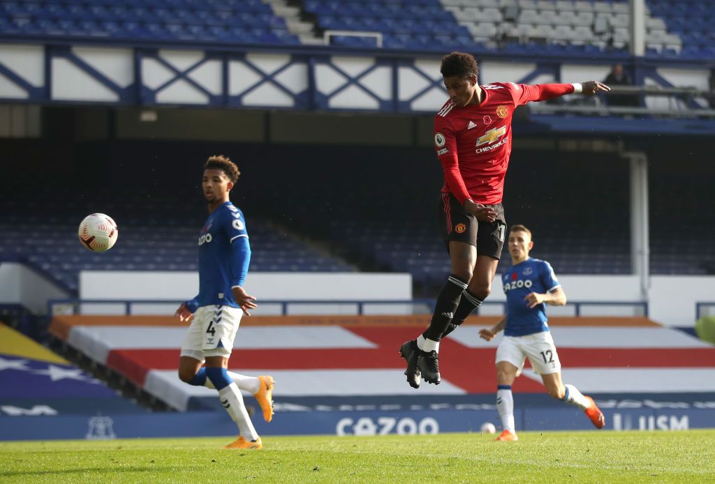 Everton Vs Manchester United LIVERPOOL, ENGLAND - NOVEMBER 07: Marcus Rashford of Manchester United attempts a header, as Bruno Fernandes of Manchester United (not pictured) scores his team's second goal during the Premier League match between Everton and Manchester United at Goodison Park on November 07, 2020 in Liverpool, England. Sporting stadiums around the UK remain under strict restrictions due to the Coronavirus Pandemic as Government social distancing laws prohibit fans inside venues resulting in games being played behind closed doors. (Photo by Carl Recine - Pool/Getty Images)