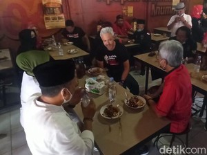 Makan Sate di Ponorogo, Ganjar Pranowo Berbagi Tips Bantu UMKM Saat Pandemi