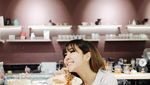 Gisella Anastasia Saat Nikmati Bubble Tea dan Floating Breakfast