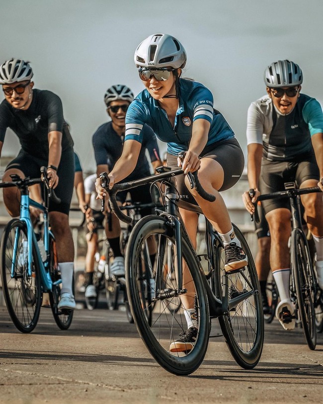 Ia mengaku sempat takut dan lelah saat bersepeda. Tapi seiring menjalani aktivitasnya secara rutin, ibu satu anak ini justru jadi ketagihan. Foto: Instagram/@gisel_la