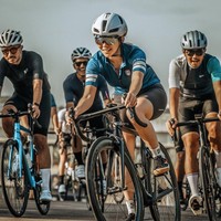 Ia mengaku sempat takut dan lelah saat bersepeda. Tapi seiring menjalani aktivitasnya secara rutin, ibu satu anak ini justru jadi ketagihan. Foto: Instagram/@gisel_la