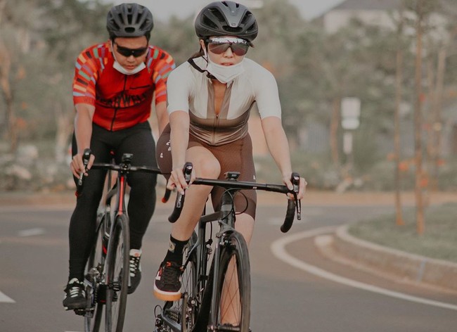 Gisel memilih sepeda jenis road bike untuk menemaninya berkeliling ke berbagai tempat. Foto: Instagram/@gisel_la
