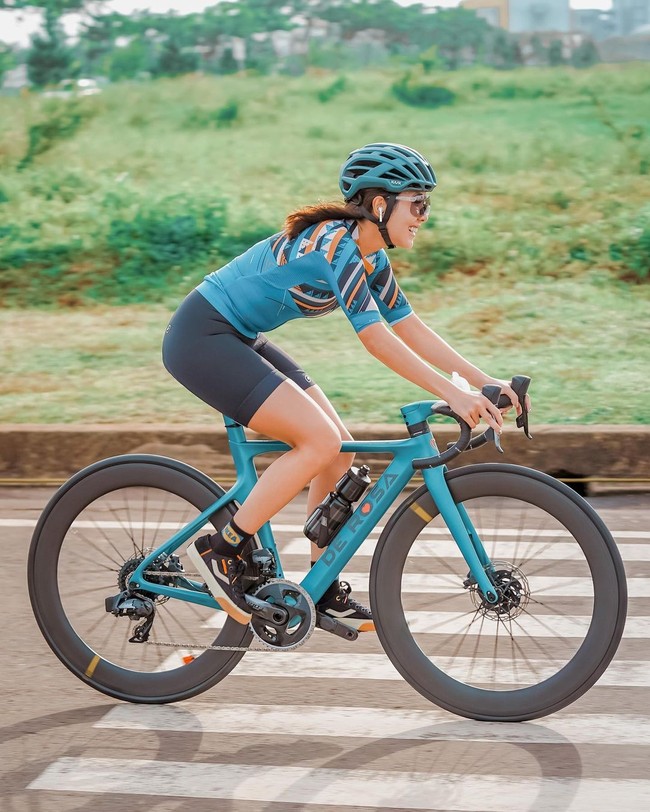 Saat gowes, Gisel selalu mengenakan pakaian olahraga lengkap seperti celana khusus bersepeda, sneakers, goggle hingga helm demi keamanan. Foto: Instagram/@gisel_la