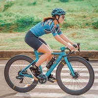 Saat gowes, Gisel selalu mengenakan pakaian olahraga lengkap seperti celana khusus bersepeda, sneakers, goggle hingga helm demi keamanan. Foto: Instagram/@gisel_la