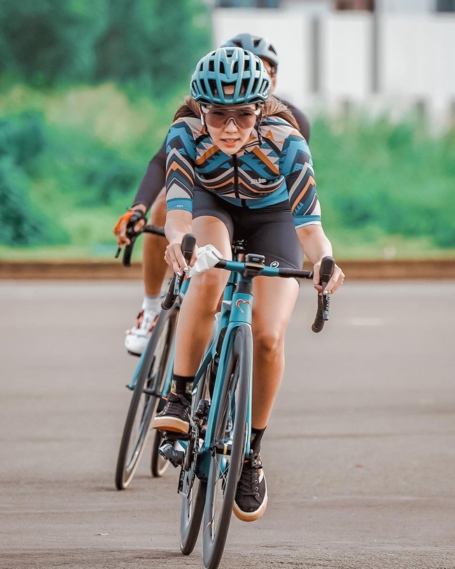 Gisel kerap membawa sepedanya keliling Jakarta. Biasanya ia bersepeda berkelompok bersama teman-temannya sesama pencinta olahraga sepeda. Foto: Instagram/@gisel_la