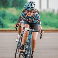 Gisel kerap membawa sepedanya keliling Jakarta. Biasanya ia bersepeda berkelompok bersama teman-temannya sesama pencinta olahraga sepeda. Foto: Instagram/@gisel_la