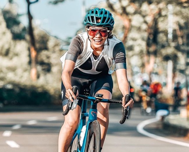 Selama pandemi virus Corona, bersepeda jadi alternatif olahraga yang menyehatkan dan terbilang aman. Foto: Instagram/@gisel_la