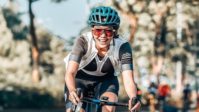 8 Gaya Gisel Gowes Sepeda Keliling Kota, Gahar dan Sporty Banget!