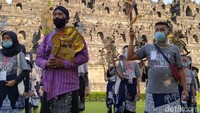 Setelah menyelessaikan satu putaran dan tiba lagi di plataran Candi Borobudur mereka melakukan meditasi dan mendoakan almarhum dalang milenial Ki Seno Nugroho. (Eko Susanto/detikTravel)