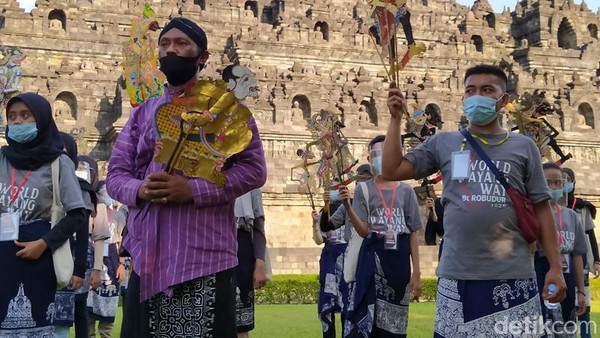 Setelah menyelessaikan satu putaran dan tiba lagi di plataran Candi Borobudur mereka melakukan meditasi dan mendoakan almarhum dalang milenial Ki Seno Nugroho. (Eko Susanto/detikTravel) Setelah menyelessaikan satu putaran dan tiba lagi di plataran Candi Borobudur mereka melakukan meditasi dan mendoakan almarhum dalang milenial Ki Seno Nugroho. (Eko Susanto/detikTravel)
