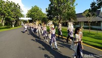 Peserta kirab berjalan start dari Kantor Balai Konservasi Borobudur (BKB) menuju pelantaran Candi Borobudur di Magelang, Jawa Tengah. Puluhan orang itu berjalan sambil membawa tokoh wayang kulit.Sesampainya di pelataran Candi Borobudur, mereka mengelilingi candi satu putaran. (Eko Susanto/detikTravel)