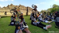 Ke-50 peserta kirab di Hari Wayang Sedunia itu berarakan mengelilingi Candi Borobudur. Masing-masing personel membawa satu tokoh wayang kulit. ( Eko Susanto/detikTravel)