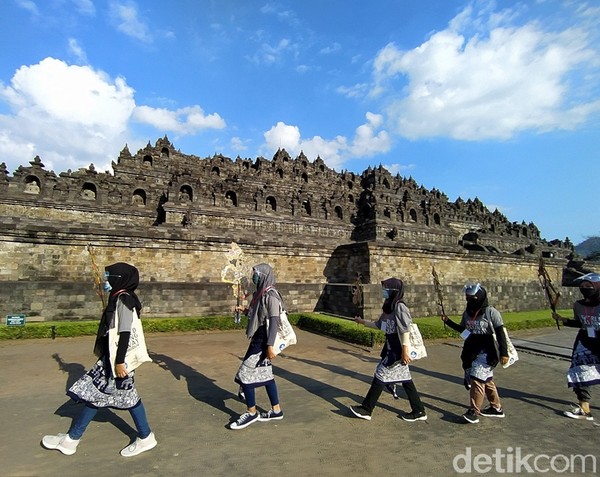 Kota Pelajar, itu julukannya Yogyakarta. Provinsi yang kaya wisata budaya ini bisa masuk ke dalam daftar kamu. Candi Prambanan, Candi Borobudur, Candi Ijo, Candi Plausan, Malioboro, Kaliadem, Gunung Api Purba, Tebing Breksi, Hutan Pinus Mangunan, Gumuk Pasir dan masih banyak destinasi yang bisa dikunjung di Yogyakarta. Tentu wajib hukumnya berburu kuliner di sana. (Eko Susanto/detikTravel) Kota Pelajar, itu julukannya Yogyakarta. Provinsi yang kaya wisata budaya ini bisa masuk ke dalam daftar kamu. Candi Prambanan, Candi Borobudur, Candi Ijo, Candi Plausan, Malioboro, Kaliadem, Gunung Api Purba, Tebing Breksi, Hutan Pinus Mangunan, Gumuk Pasir dan masih banyak destinasi yang bisa dikunjung di Yogyakarta. Tentu wajib hukumnya berburu kuliner di sana. (Eko Susanto/detikTravel)