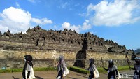 Kota Pelajar, itu julukannya Yogyakarta. Provinsi yang kaya wisata budaya ini bisa masuk ke dalam daftar kamu. Candi Prambanan, Candi Borobudur, Candi Ijo, Candi Plausan, Malioboro, Kaliadem, Gunung Api Purba, Tebing Breksi, Hutan Pinus Mangunan, Gumuk Pasir dan masih banyak destinasi yang bisa dikunjung di Yogyakarta. Tentu wajib hukumnya berburu kuliner di sana. (Eko Susanto/detikTravel)