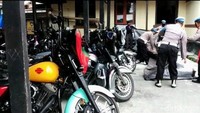 Lima motor tersebut, termasuk 19 moge lainnya milik anggota HOG Siliwangi Bandung masih ditahan di Polres Bukittinggi.