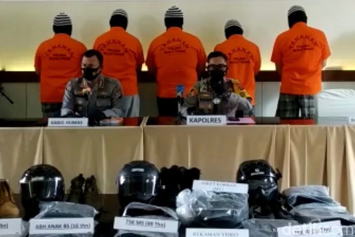 Polres Bukittinggi merilis kasus penganiayaan anggota klub Moge Harley-Davidson terhadap 2 prajurit TNI. 5 Dari 24 Moge yang ditahan diduga bodong.