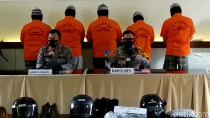 Ini Moge dan Tersangka Kasus Pengeroyok TNI di Bukittinggi Polres Bukittinggi merilis kasus penganiayaan anggota klub Moge Harley-Davidson terhadap 2 prajurit TNI. 5 Dari 24 Moge yang ditahan diduga bodong.