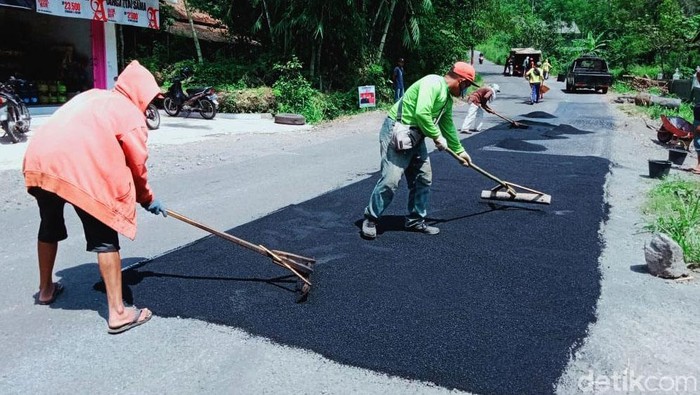 Jalur Evakuasi Pengungsi Gunung Merapi Diperbaiki Perbaikan jalan yang jadi jalur evakuasi pengungsi Gunung Merapi di wilayah Klaten dikebut. Begini potretnya.