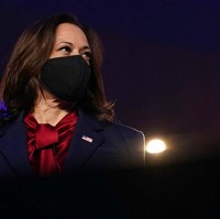 Kamala Harris cukup lekat dengan budaya Hindu dan India karena kerap mengunjungi negara tersebut. Namun menurutnya sang ibu juga mengadopsi budaya orang kulit hitam di Oakland dalam pengasuhan Kamala dan adiknya, Maya. Foto: AP/Carolyn Kaster