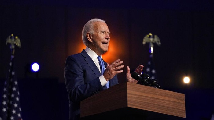 Democratic presidential candidate former Vice President Joe Biden speaks, Friday, Nov. 6, 2020, in Wilmington, Del., as Democratic vice presidential candidate Sen. Kamala Harris, D-Calif., listens. (AP Photo/Carolyn Kaster)