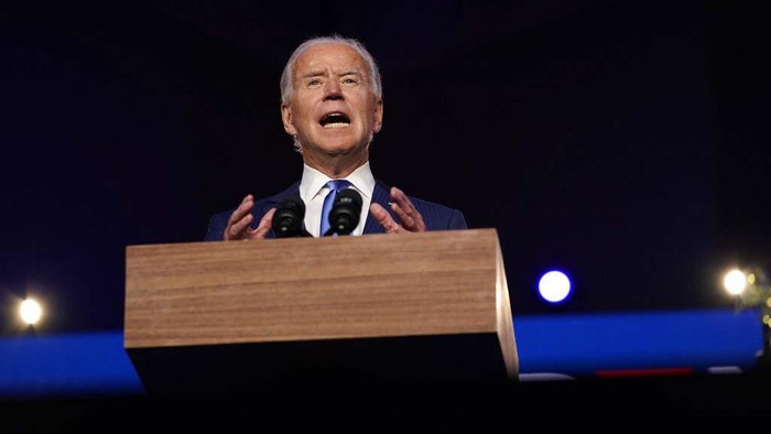 Democratic presidential candidate former Vice President Joe Biden speaks, Friday, Nov. 6, 2020, in Wilmington, Del., as Democratic vice presidential candidate Sen. Kamala Harris, D-Calif., listens. (AP Photo/Carolyn Kaster)