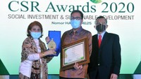 GM Strategic Business Development PT Kaltim Prima Coal (KPC) Rahmad Desmi (tengah), bersama Komite Penilai ICA 2020 dan KomiteAhli CSR CFCD Sarwat Fardaniah (kiri) dan Hardiansyah, usai menerima plakat penghargaan Indonesia CSR Award (ICA), di Jakarta. Foto: dok. KPC