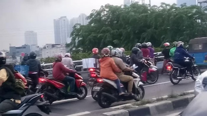 Kemacetan akibat warga yang ingin tahu kebakaran di seberang ITC Roxy Mas. (Dicky Hendrawan via Pasangmata)
