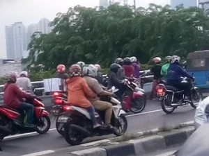 Kebakaran di Bantaran Kali Seberang ITC Roxy Mas, Lalin Macet