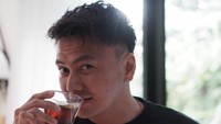 Kopi dan teh adalah dua minuman favorit Wijin. Momen santai sambil ngopi pun banyak diabadikan lewat jepretan foto.  Foto: instagram @jaysforeal