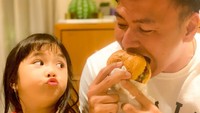 Wijin bukan hanya dekat dengan Gisel, ia juga diketahui akrab dengan Gempi. Lihat saja aksinya saat makan burger bersama. Seru banget ya! Foto: instagram @jaysforeal