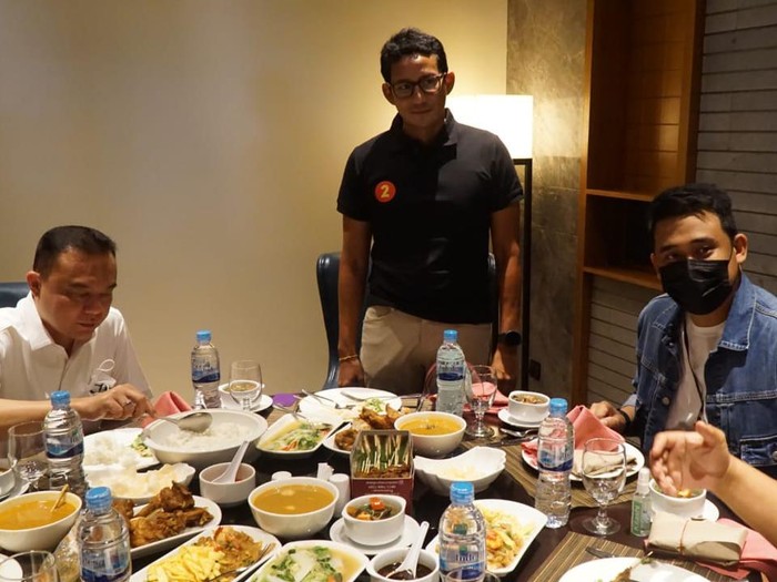 Ketua Harian Gerindra Sufmi Dasco Ahmad dan Wakil Ketua Wanbin Gerindra Sandiaga Uno bertemu Cawalkot Medan Bobby Nasution.