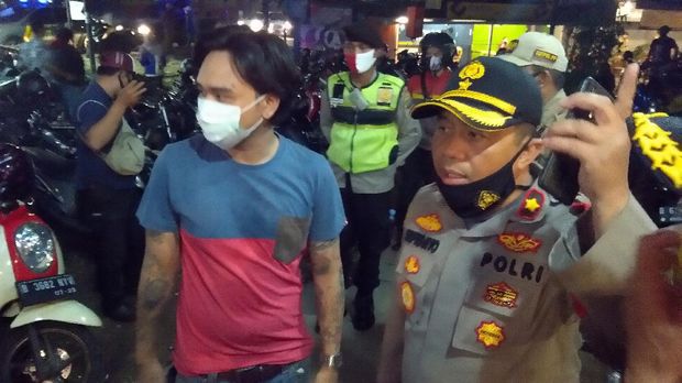 Pengunjung cafe di Pamulang Tangsel melanggar sejumlah protokol kesehatan. Petugas meminta pengunjung membubarkan diri, Sabtu (7/11/2020)