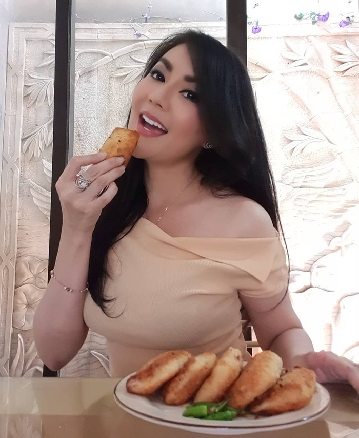 Makin Cantik di Usia 44 Tahun, Tessa Kaunang Hobi Makan Bakso