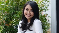 Rutin berolahraga membuat Tessa tak takut menyantap berbagai makanan. Ia juga sering bersantai di berbagai kafe dan restoran kekinian. Foto: Instagram @tessakaunang_tuiit
