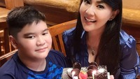 Rayakan ulang tahun sang putra yang ke-11, Tessa berikan kejutan manis berupa cake cokelat dengan irisan buah strawberry di atasnya. Foto: Instagram @tessakaunang_tuiit