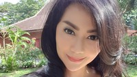 Baru saja merayakan ulang tahun yang ke-44 tahun, artis sekaligus presenter Tessa Kaunang bikin pangling. Tampil cantik dan awet muda, Tessa tak pernah membatasi makanan kesukaannya. Foto: Instagram @tessakaunang_tuiit