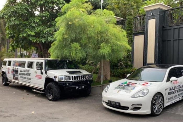Mobil mewah di depan posko pemenangan Machfud Arifin-Mujiaman. (Dok PDIP)