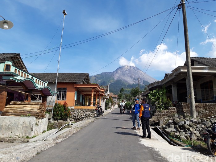 pemuda Dukuh Takeran, Desa Tlogolele, Kecamatan Selo, Boyolali memasang CCTV untuk memantau kondisi Gunung Merapi yang kini berstatus Siaga.
