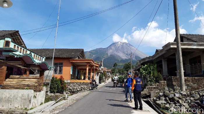 pemuda Dukuh Takeran, Desa Tlogolele, Kecamatan Selo, Boyolali memasang CCTV untuk memantau kondisi Gunung Merapi yang kini berstatus Siaga.