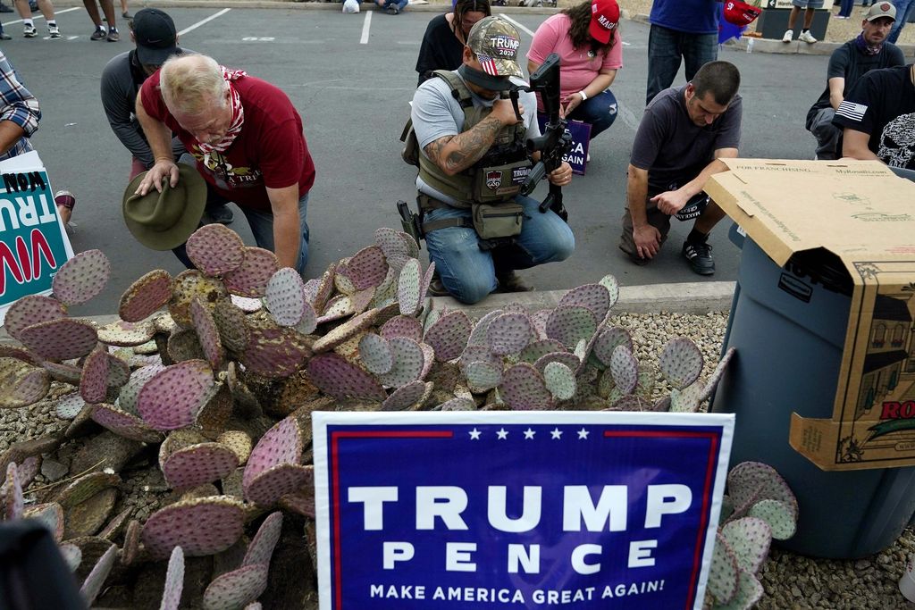 Pendukung Presiden Donald Trump menggelar demo di luar gedung tempat proses rekapitulasi di Maricopa County, Pheonix di negara bagian Arizona, Jumat 6 November 2020. (AP Photo/Ross D. Franklin)