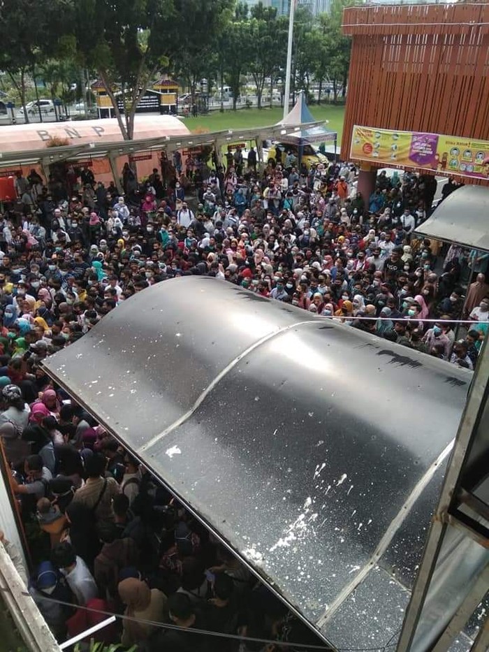 Pengurusan KTP di Pekanbaru. (Chaidir Anwar Tanjung/detikcom)