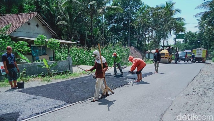 Perbaikan jalur evakuasi pengungsi Merapi di Klaten. Foto diambil Sabtu (7/11/2020)